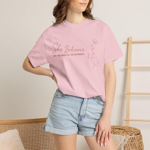 T-shirt à motif floral « Elle croit » |