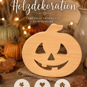 Peut inclure: Une découpe de citrouille en bois clair présentant un visage de jack-o'-lantern sculpté avec des yeux triangulaires, un nez triangulaire et un large sourire édenté. Le texte sur l'image indique : HANDGEMACHTE Holzdekoration LIEBEVOLLE DETAILS FÜR DEIN ZUHAUSE.