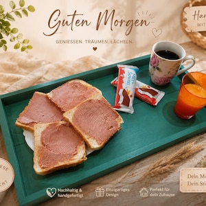 Puede incluir: Una bandeja de servicio rectangular de madera verde oscuro que contiene cuatro rebanadas de pan tostado con una crema marrón, una taza de cerámica con estampado floral, un vaso naranja con zumo y dos barritas de aperitivo envueltas.