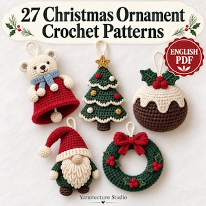 Op de afbeelding: Een digitaal document getiteld 27 Christmas Ornament Crochet Patterns met vijf gehaakte ornamenten: een berenbel, een kerstboom, een pudding, een kabouter en een krans. De tekst English PDF en Yarnitecture Studio zijn zichtbaar.