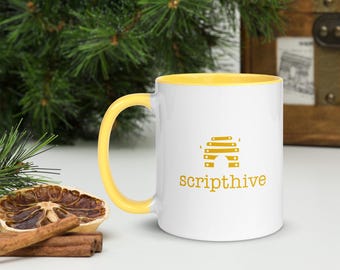 Mok met scriptmotief en gekleurde binnenkant.