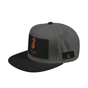 Czapka typu snapback z haftem węża w kolorze pomarańczowym UNISEX | Szaro-czarna naszywka