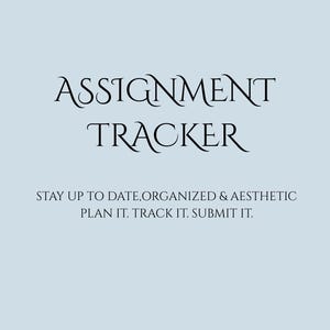 Op de afbeelding: Een lichtblauwe digitale opdrachten-trackerpagina met de tekst ASSIGNMENT TRACKER in een groot schreeflettertype, gevolgd door de kleinere tekst STAY UP TO DATE, ORGANIZED & AESTHETIC en PLAN IT. TRACK IT. SUBMIT IT. in een schreefloos lettertype.