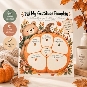 Puede incluir: Una hoja de actividades imprimible Fill My Gratitude Pumpkin con un oso pardo, hojas de otoño y setas. La calabaza está dividida en secciones con indicaciones como People, Places y Things I am grateful for, y el texto Grateful hearts make a brighter tomorrow en un letrero de madera.