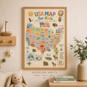 Könnte beinhalten: Ein gerahmtes pädagogisches Wandposter mit dem Titel USA MAP for Kids, das eine farbenfrohe Karte der Vereinigten Staaten mit Staatsnamen, Illustrationen regionaler Tiere, Sehenswürdigkeiten, einer Windrose und Insets für Alaska und Hawaii zeigt.
