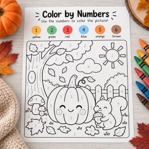 Może przedstawiać: Biała kartka papieru z tytułem Color by Numbers i instrukcją Use the numbers to color the picture. Zawiera czarno-biały rysunek liniowy przedstawiający dynię, wiewiórkę, drzewo i słońce, z ponumerowanymi sekcjami do pokolorowania.