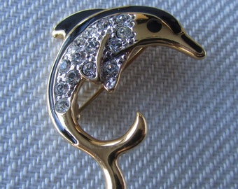 broche dauphine d’émail noir de cru avec des strass