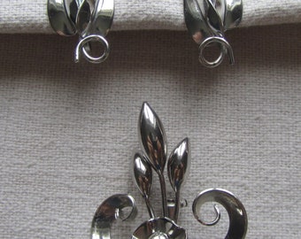 Vintage silver tone set of brooch and screw back earrings