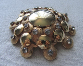 Vintage gold tone oversize round brooch with rhinestones