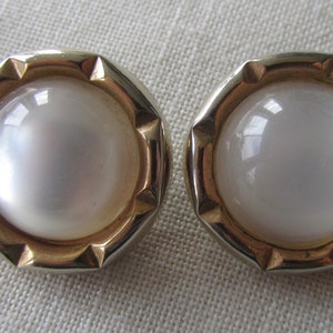 Vintage goldfarbene Ohrclips mit weißen Lucite Perlen