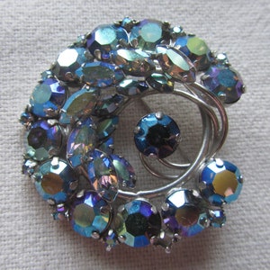Broche de pedrería azul tono plata vintage