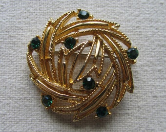 Vintage goldfarbene modernistische Brosche mit grünen Strasssteinen