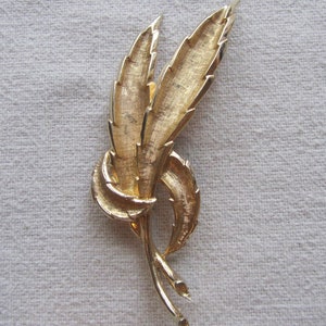 Broche de hoja firmado Coro en tono dorado vintage