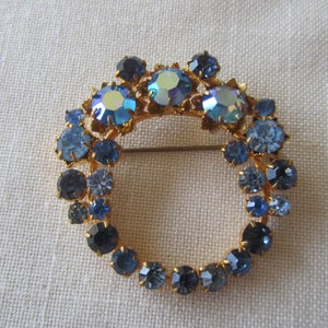 Vintage gold tone blue rhinestones wreath brooch