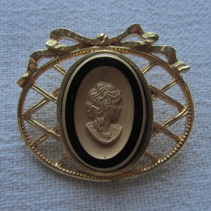 Vintage gold tone black glass cameo brooch