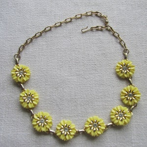 collier vintage doré avec fleurs en plastique jaune et strass