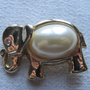 Vintage gold tone elephant brooch with faux pearl
