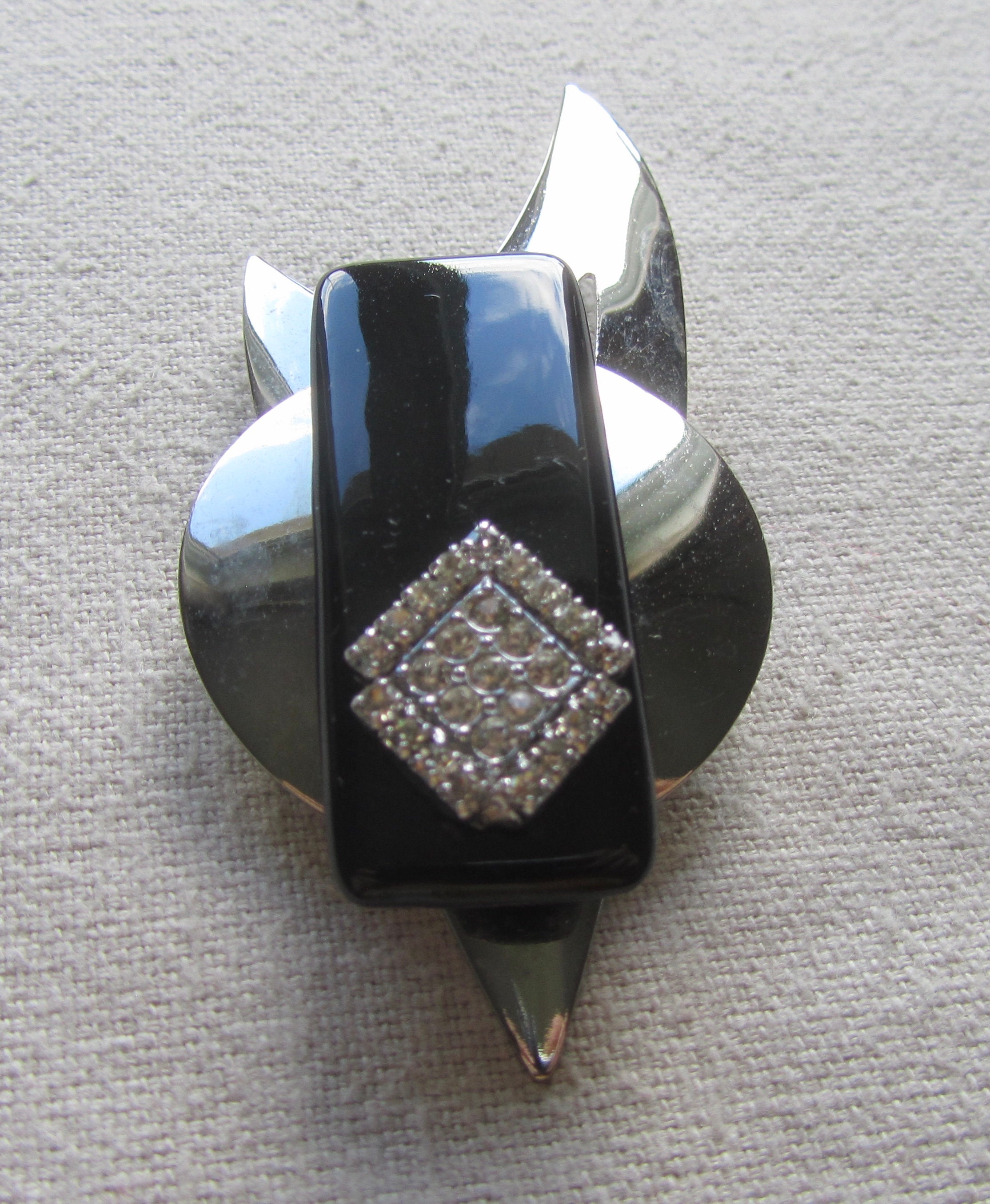 Vintage silver tone modernist  arrow brooch with black acrylic and rhinestones