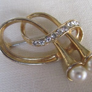Vintage gold tone twisted brooch with faux pearls and rhinestones