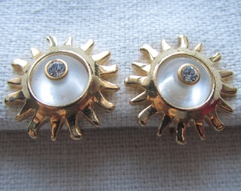 Vintage gold tone sunflower clip on earring with sea shell and rhinestones