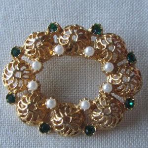 Vintage goldfarbene filigrane Brosche mit grünen Strasssteinen und Kunstperlen