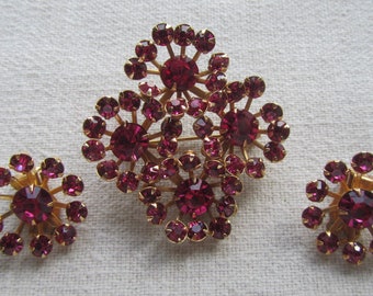 Vintage gold tone pink fuchsia brooch and clip on earrings jewelry set