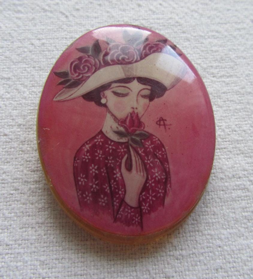Broche Vintage Femme – Joli Chapeau En Plastique Rétro, Plein De Charme