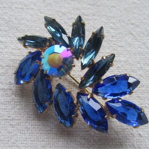 Vintage gold tone dark blue rhinestones brooch