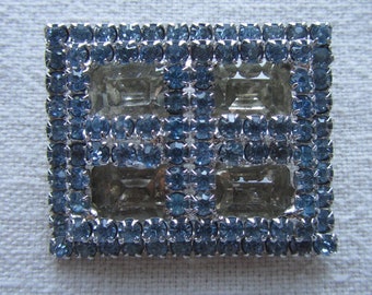 Broche cuadrado vintage de doble capa en tono plateado con pedrería azul