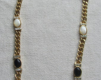 Collana vintage color oro con strass e lucite bianca e nera