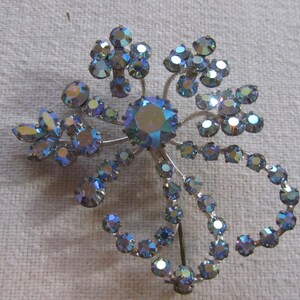 Broche de flores de Austria vintage de pedrería azul sin firmar