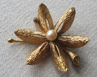 Vintage Amerikaner gold plated flower brooch with faux pearl