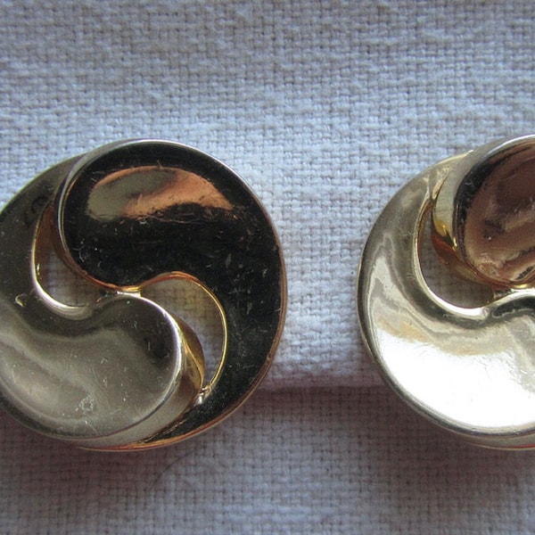 Vintage gold tone signed Orena clip on earrings
