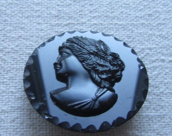 Broche en plastique camée noir vintage