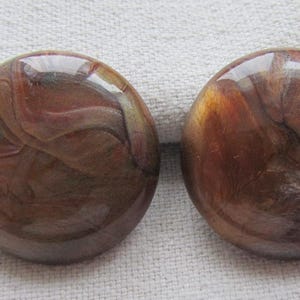 Puces d&#39;oreilles vintage en plastique marron