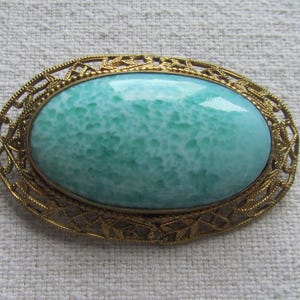 Vintage filigrane Brosche mit grünem Stein