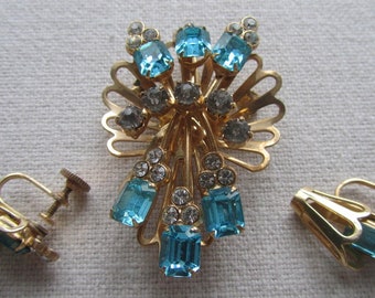 ensemble de bijoux broche et boucles d'oreilles vissées en or vintage avec strass bleus