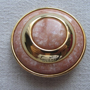 Vintage goldfarbene und rosa Kunststoff runde Brosche