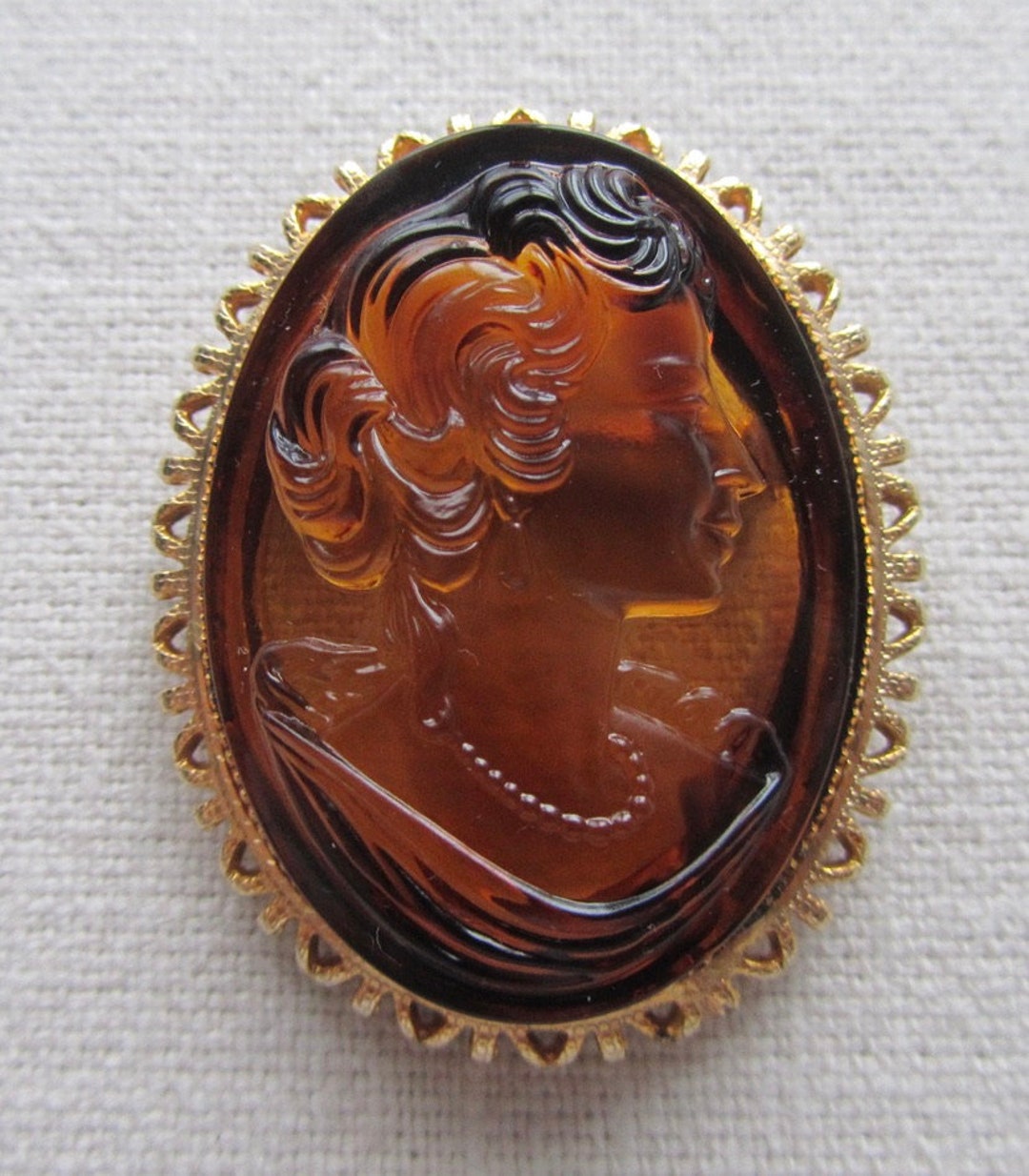 Broche Camée Damart - Plastique Imitation Ambre - Couleurs Vintage - Occasion
