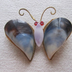 Vintage goldfarbene und blaue Schmetterlingsbrosche aus Kunststoff