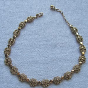 Collar corto vintage en tono dorado firmado por Avon