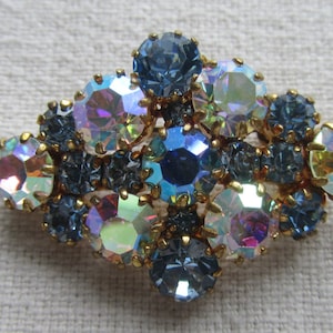 Vintage gold tone small pink and blue rhinestones brooch
