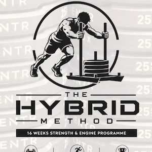 Può includere: Una grafica in bianco e nero che mostra una persona che spinge una slitta zavorrata all'interno di un cerchio. Il testo recita: THE HYBRID METHOD, 16 WEEKS STRENGTH & ENGINE PROGRAMME, BUILD STRENGTH, INCREASE ENDURANCE, PERFORM BETTER e HYROX, su dischi pesi.