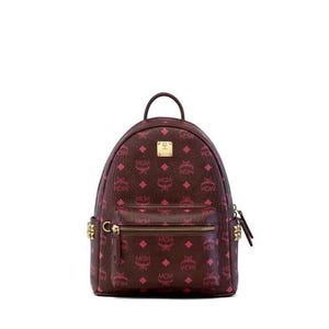 Puede incluir: Una mochila de color burdeos oscuro con un patrón repetitivo del logotipo MCM en un tono rosa vibrante. La bolsa incluye un bolsillo frontal con cremallera, un asa superior, herrajes dorados y pequeños tachuelas doradas en los paneles laterales.