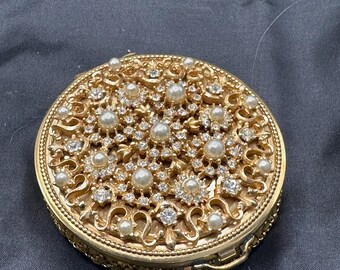 Estuche compacto vintage Evans, tono dorado con perlas de imitación y brillantes diamantes de imitación, base de malla, con espejo y borla, 6,35 cm de diámetro.