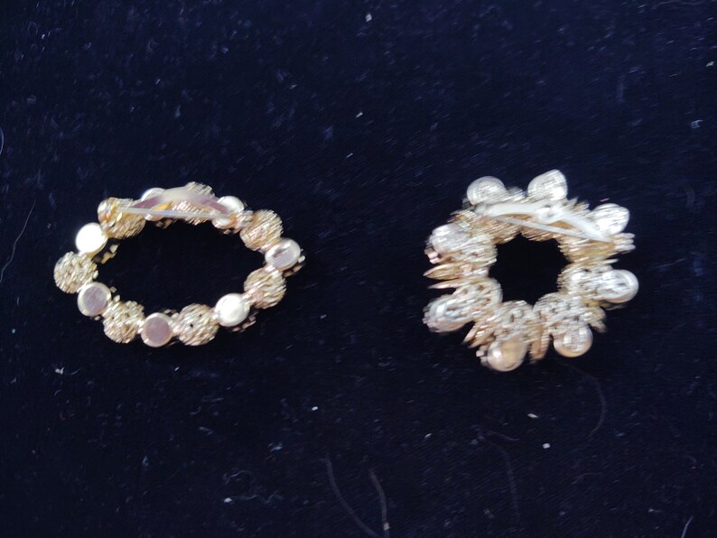 Unsigned Set of 2 Wreath Brooches Other with Red One with Green Rhinestones Gold Tone Metal Great for Holidays
