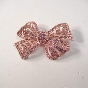 Broche de lazo de diamantes de imitación rosa Kenneth J Lane, bonito y brillante