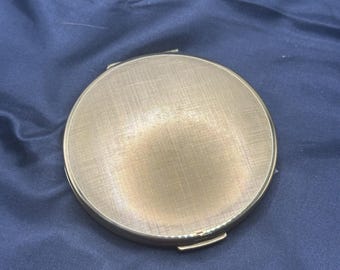 Stratton Plain Gold Tone Compact, Cover Has Crossed Lines Pattern, Mirror in Tact, Puff is Torn and Original, With Felt Case, 2.75” Diameter
