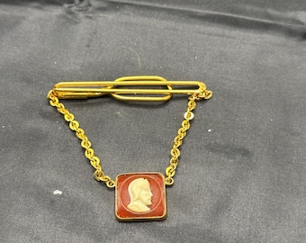 Pinza para corbata Swank vintage, barra, metal tono dorado, con camafeo de soldado romano o griego, 5,7 cm de largo, 5,7 cm de caída.