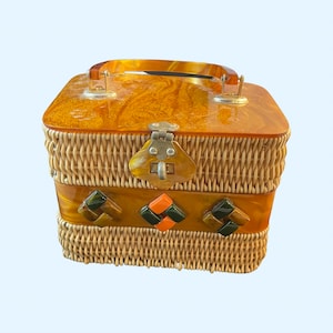 Cartera tipo cesta de mimbre, bolsos Adele, parte superior de metacrilato perlado, asa y detalles, forro amarillo, 1 bolsillo, asa superior, excelente estado